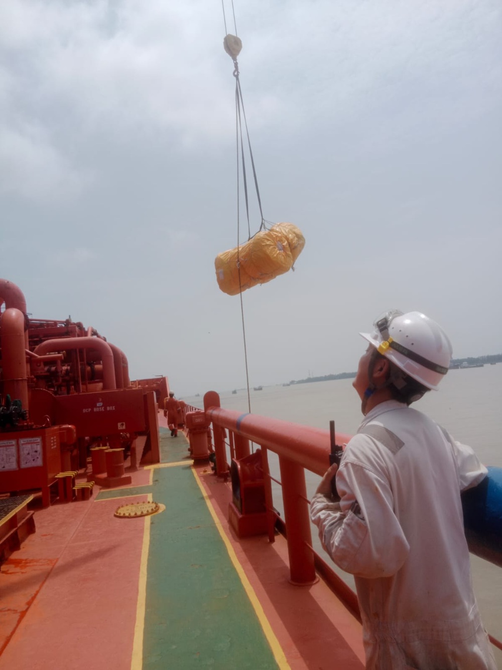 Cargo lifting and vessel supply operation